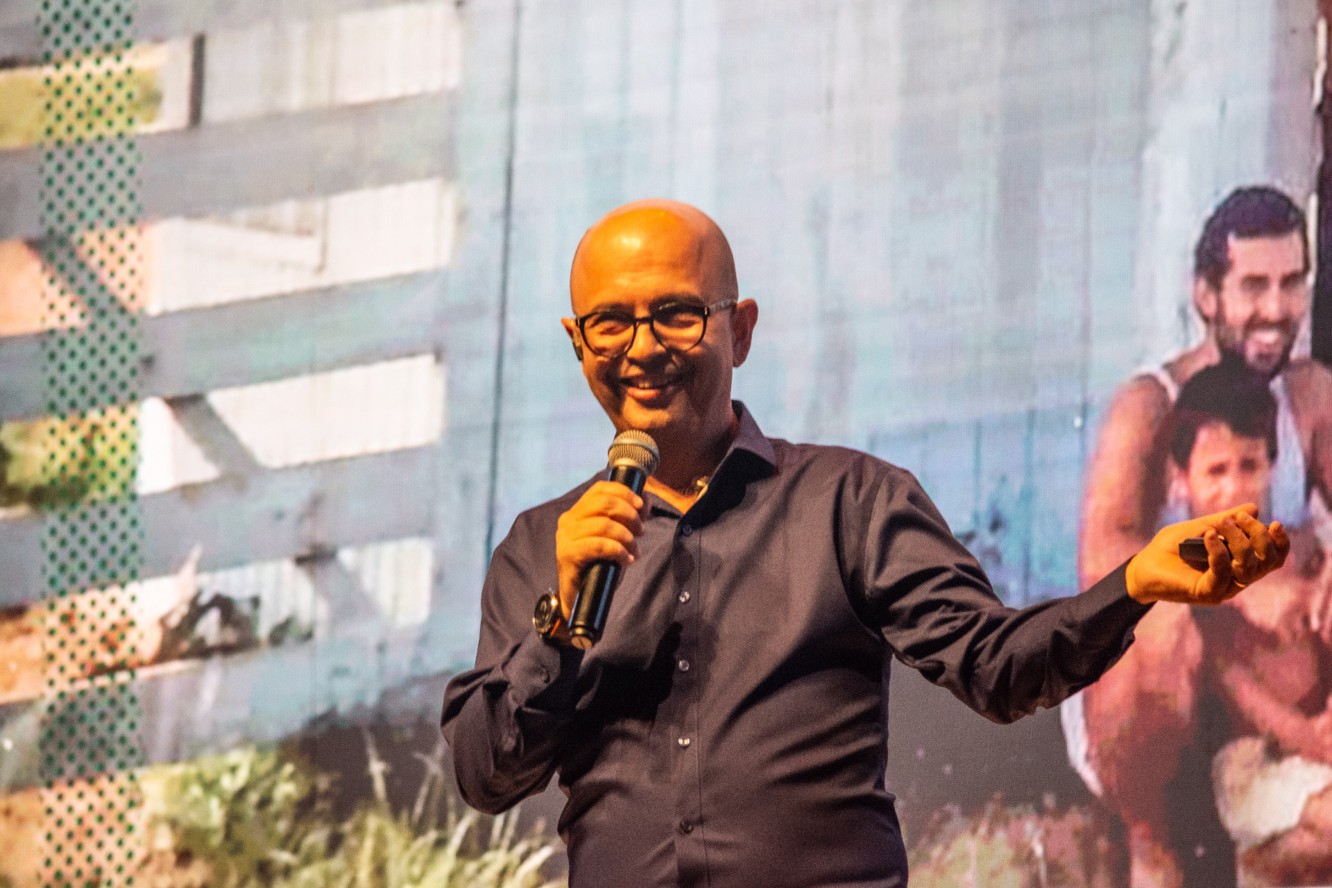 Fabinho Vargas no palco durante a palestra-show
