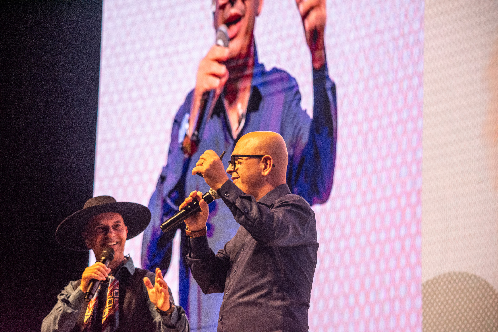 Tchê Guri e Fabinho Vargas cantando juntos
