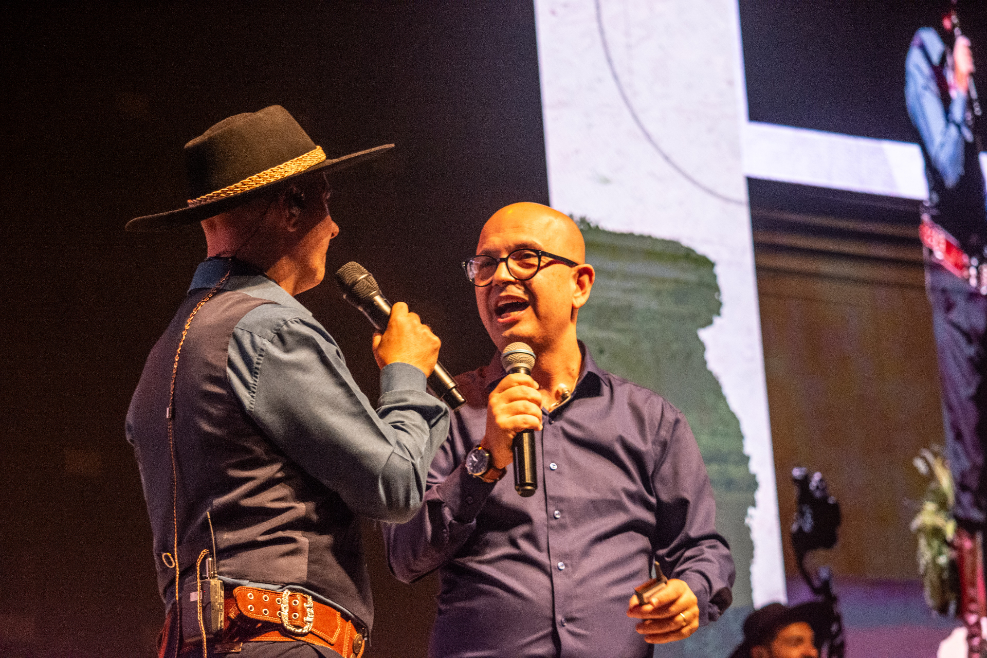 Tchê Guri e Fabinho Vargas em dueto no palco