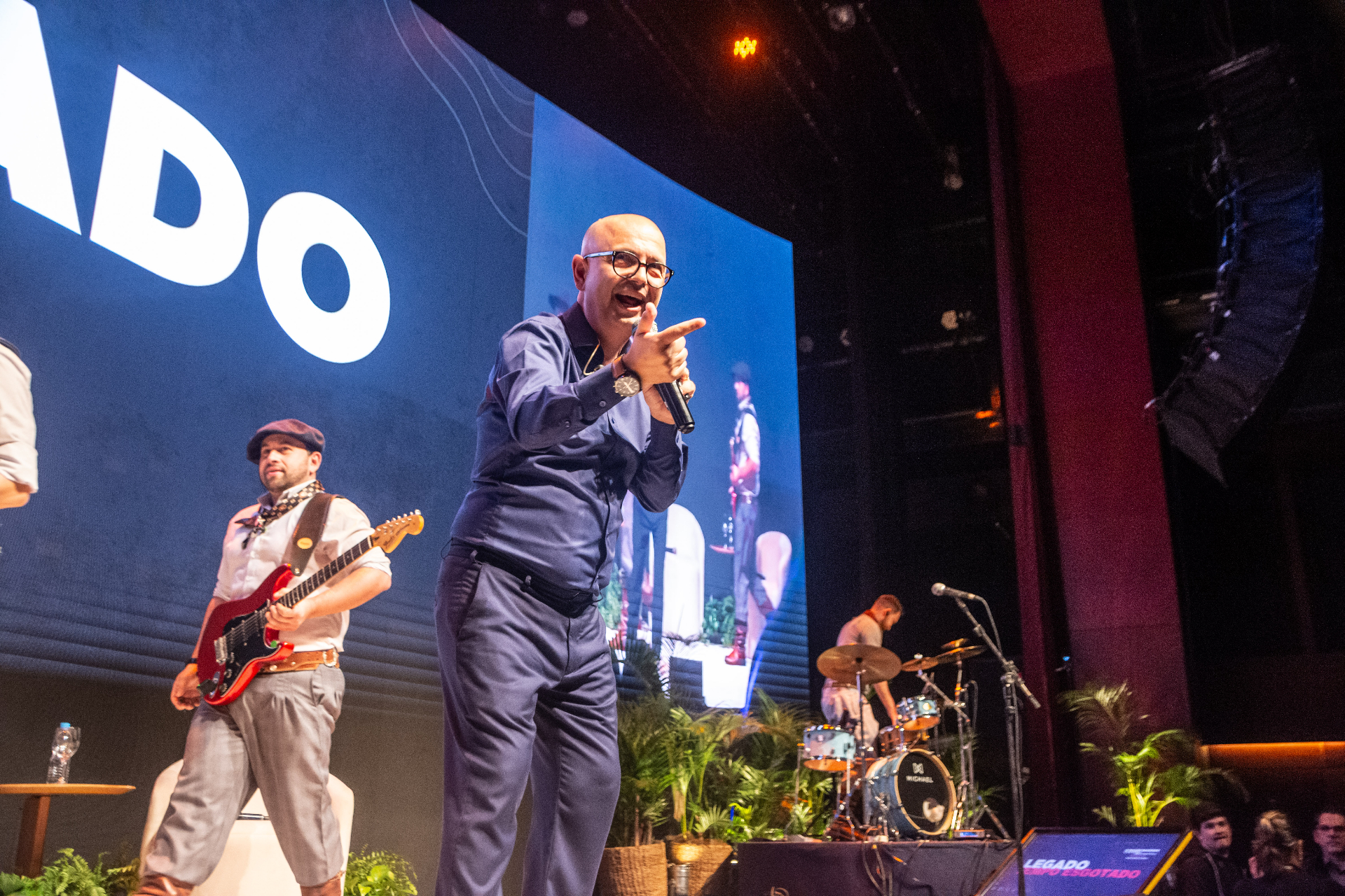 Fabinho Vargas com a banda na cena Legado