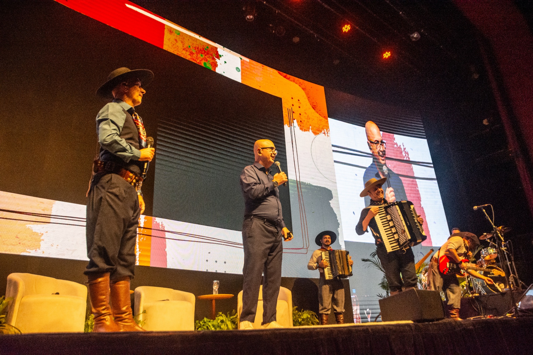Tchê Guri e Fabinho Vargas no palco com acordeonista